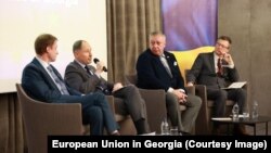 ევროკავშირის ელჩი ხვდება ბიზნესის წარმომადგენლებს.