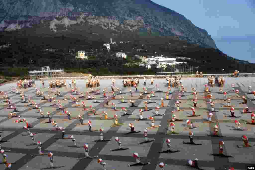 Спортивний виступ в Артеку влітку 1977 року.Перші відвідувачі табору стали об'єктом «полум'яних промов» лівих ораторів, зокрема німецької комуністки Клари Цеткін. Більш невинні заняття легкою атлетикою, театральні вистави та туристичні походи зберегли популярність табору серед молоді