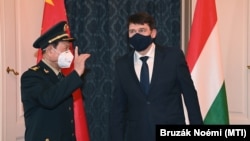 Vej Feng-ho kínai hadügyminiszter mellett Áder János korábbi magyar köztársasági elnök a Sándor-palotában 2021. március 24-én