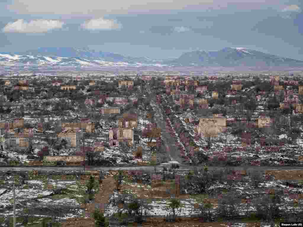 Qyteti i shkatërruar parë nga syri i Lohrit. Nga baza e tij në Pragë, Lohri ka qenë duke ndjekur konfliktin e fundit që shpërtheu në shtator duke rezultuar që shtatë rajone të Azerbajxhanit të merren përsëri ose t&#39;i dorëzohen Bakusë.