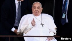 Папа Франциск на балконе больницы Джемелли 23 марта