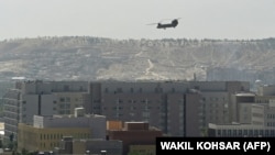 A képen egy amerikai katonai helikopter repül az Egyesült Államok kabuli nagykövetsége felett 2021. augusztus 15 -én.