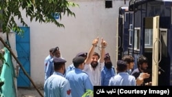 اسلام اباد: د پنډۍ په اډیاله جېل کې بند د پي ټي اېم غړي عدالت ته وړل کېږي. ۱۹م جون ۲۰۱۸