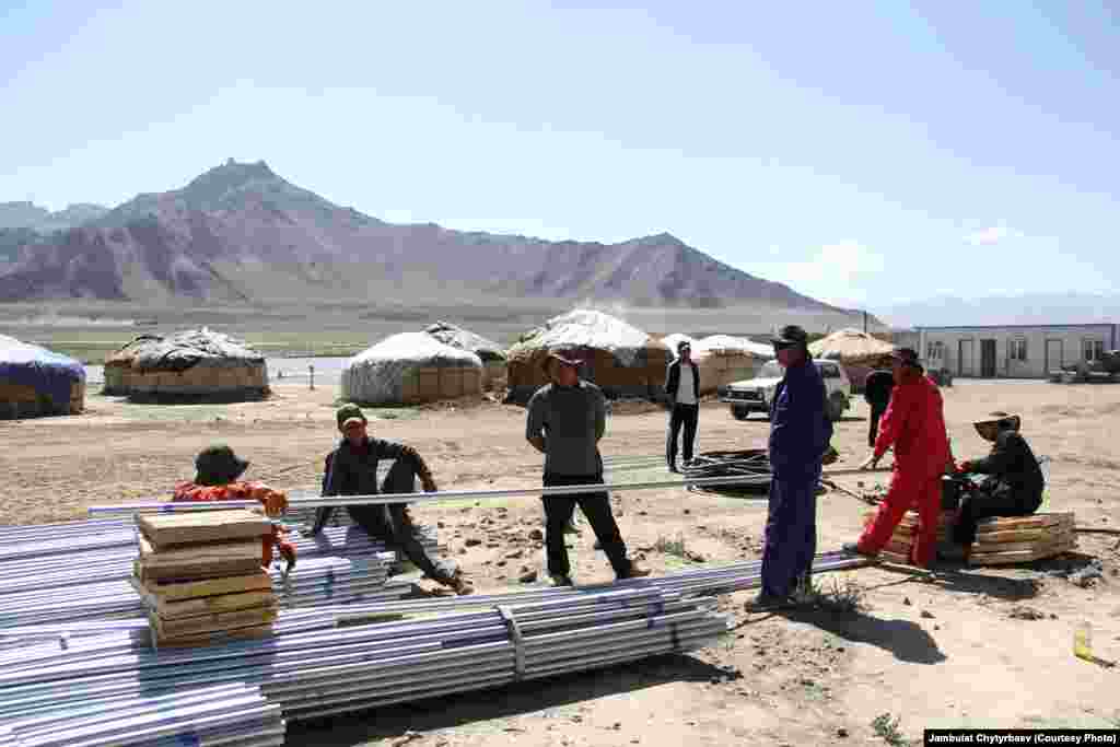 Сүрөттө: Мургаб шаарынын чыгышындагы кытайлар иштеткен бургулоочулар турагы. Туракка кыргыздар боз үйлөрүн ижарага беришкен. Бургулоочулар эки кыргызды ишке алып, алар жер алдында 10-15 сааттан жумушка чыдабай кетип калганын айтышты. Мургабчылар өздөрү да муну тастыкташат.