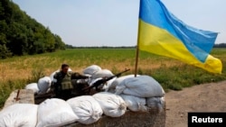 Український військовослужбовець на блокпосту біля села Нікішине, 1 серпня 2014 року