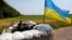 Український військовослужбовець на блокпосту біля села Нікішине, 1 серпня 2014 року