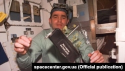 Леонід Каденюк проводив експеримент, щоб визначити, як протікає фотосинтез у рослин в невагомості. Фото: Національний Центр Управління та Випробувань Космічних Засобів