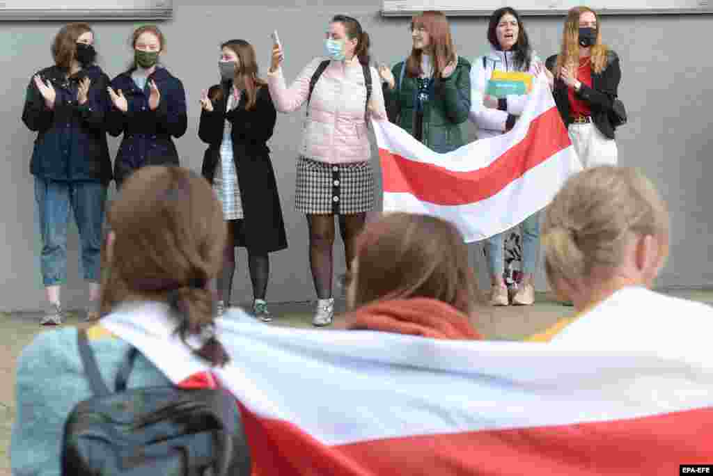 Meglebegtetik a fehér-piros ellenzéki zászlót a diákok, amely a független Belarusz zászlaja volt a 90-es évek elején.&nbsp;