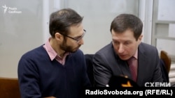 Шевченківський районний суд Києва обирає запобіжний захід для засновника аналітичного онлайн-сервісу YouControl Сергія Мільмана (ліворуч)