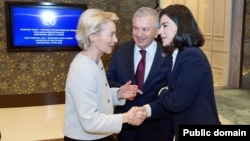 Еврокомиссиянын төрайымы Урсула фон дер Ляйен, Өзбекстандын президенти Шавкат Мирзиёев жана анын кызы Саида Мирзиёева Самарканддагы жолугушууда, 4-апрель, 2025-жыл 