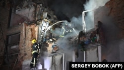 Пожежники гасять вогонь після російського удару по Харкову, 31 травня 2024 року