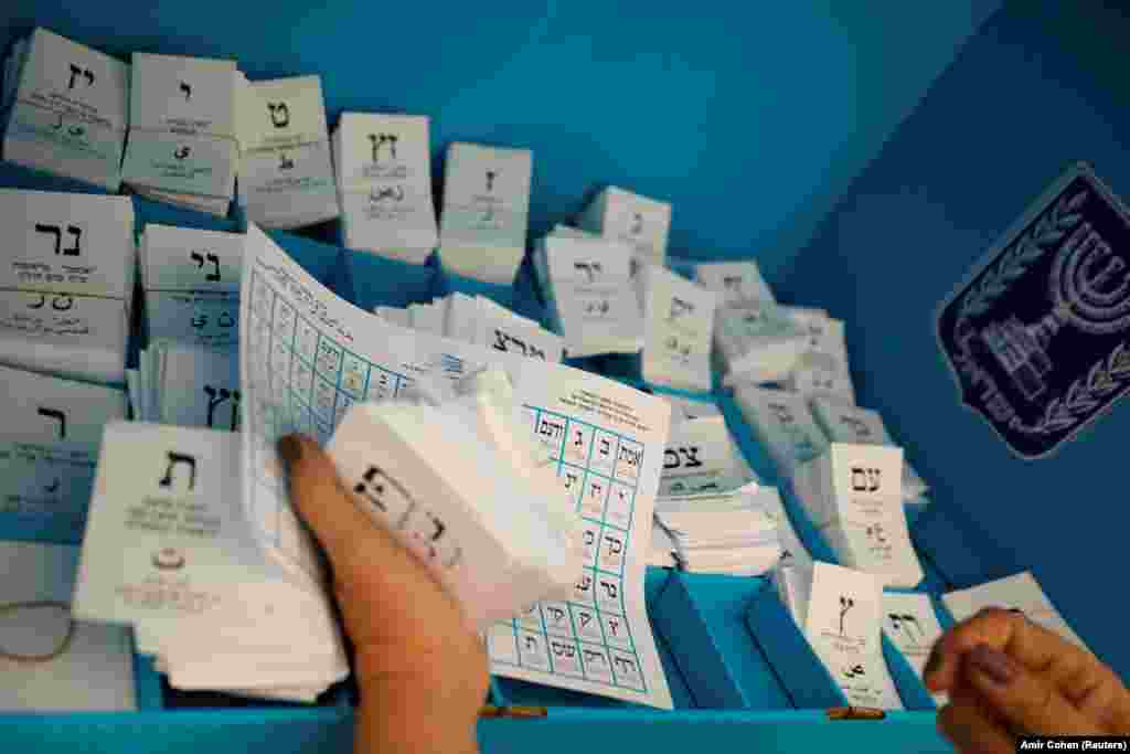 Szavazólapok egy asdodi mozgó urnánál.