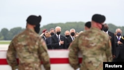 Жо Байден Кабул аэропортундагы террордук чабуулда курман болгон америкалык аскерлерди эскерди.