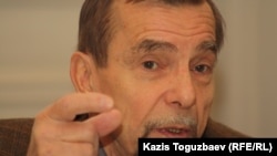 Лев Пономарев, российский правозащитник. Алматы, 13 декабря 2012 года. Алматы, 13 декабря 2012 года.