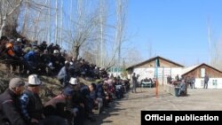 Баткен облусунун башчысы Өмүрбек Суваналиев Сай айылынын тургундары менен жолугушууда. 2021-жылдын 6-апрели. 