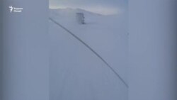 Барфу ях роҳи Бадахшонро баст ва мошинро чаппа кард