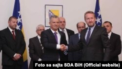 Fahrudin Radončić i Bakir Izetbegović nakon potpisivanja sporazuma dvije stranke, 19. oktobra 2015.