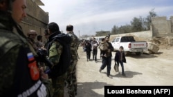 Цивільні сирійці втікають зі Східної Гути під наглядом військ уряду Сирії і Росії, фото 15 березня 2018 року