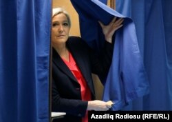 لوپن به هنگام رأی‌دهی در انتخابات ریاست جمهوری ۲۰۱۷