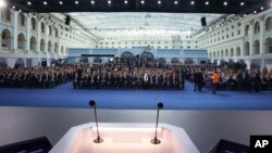 Иш чарага депутаттардан тышкары кремлчил коомчулуктун өкүлдөрү катышууда. 21-февраль, 2023-жыл. 