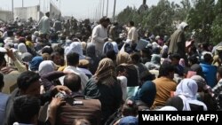 Skena kaotike në qendrën e evakuimit jashtë aeroportit të Kabulit më 21 gusht. Mijëra njerëz po tentojnë të largohen nga vendi.