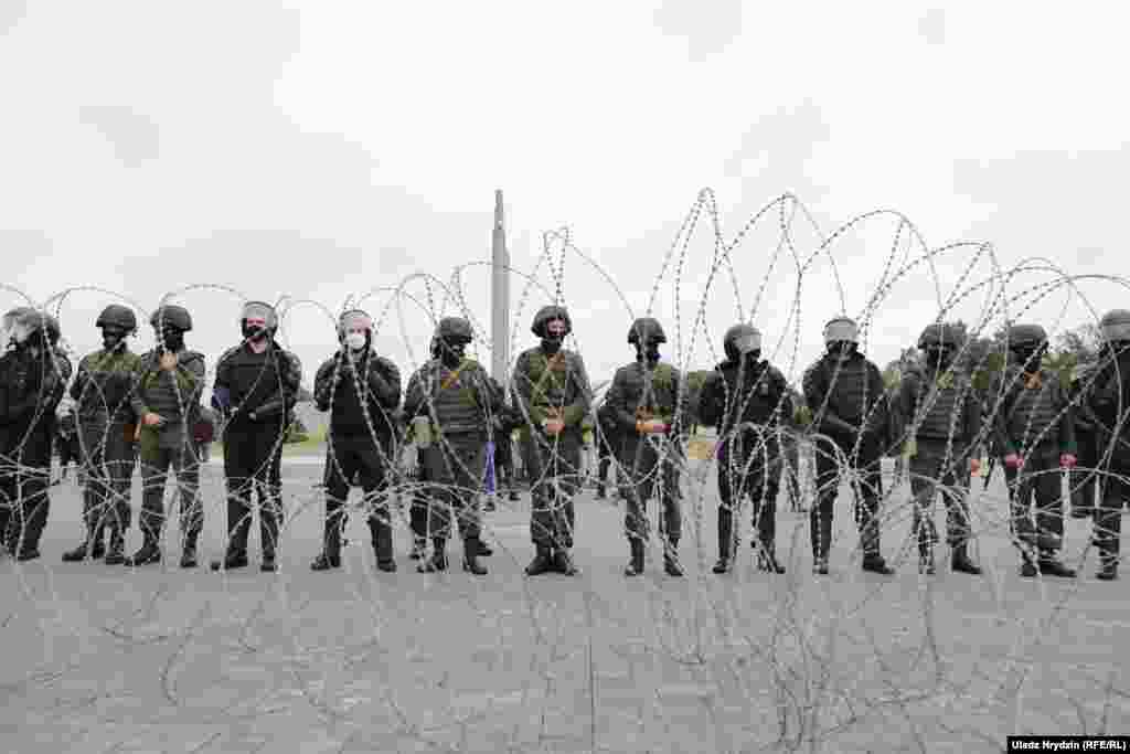 Министерството за одбрана истиот ден издаде изјава во која демонстрантите ги нарекува&nbsp; &bdquo;фашисти&ldquo; и велејќи дека има распоредено сили за да ги заштити воените споменици. Министерството предупреди дека армијата ќе се &bdquo;справи&ldquo; со она што го опиша како нарушување на мирот и редот на такви места.