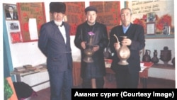 Хамит Боронов Жайылган айылында уюштурган музейине баш баккан жердештери менен.