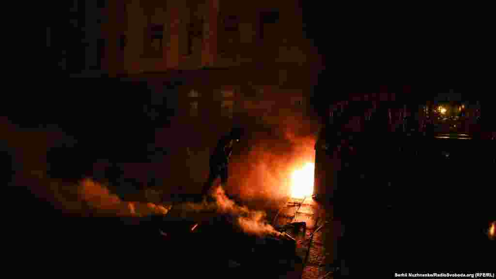 …і кидали їх у бік правоохоронців та офісу президента