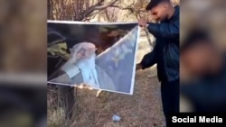  Iranienii protestează după ce un bărbat care a ars un poster al liderului suprem a fost găsit mort
