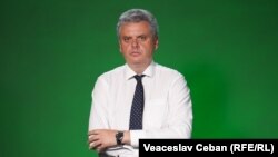 Vicepremierul Oleg Serebrian, în timpul unei vizite la biroul Europei Libere pentru un interviu, în august 2024