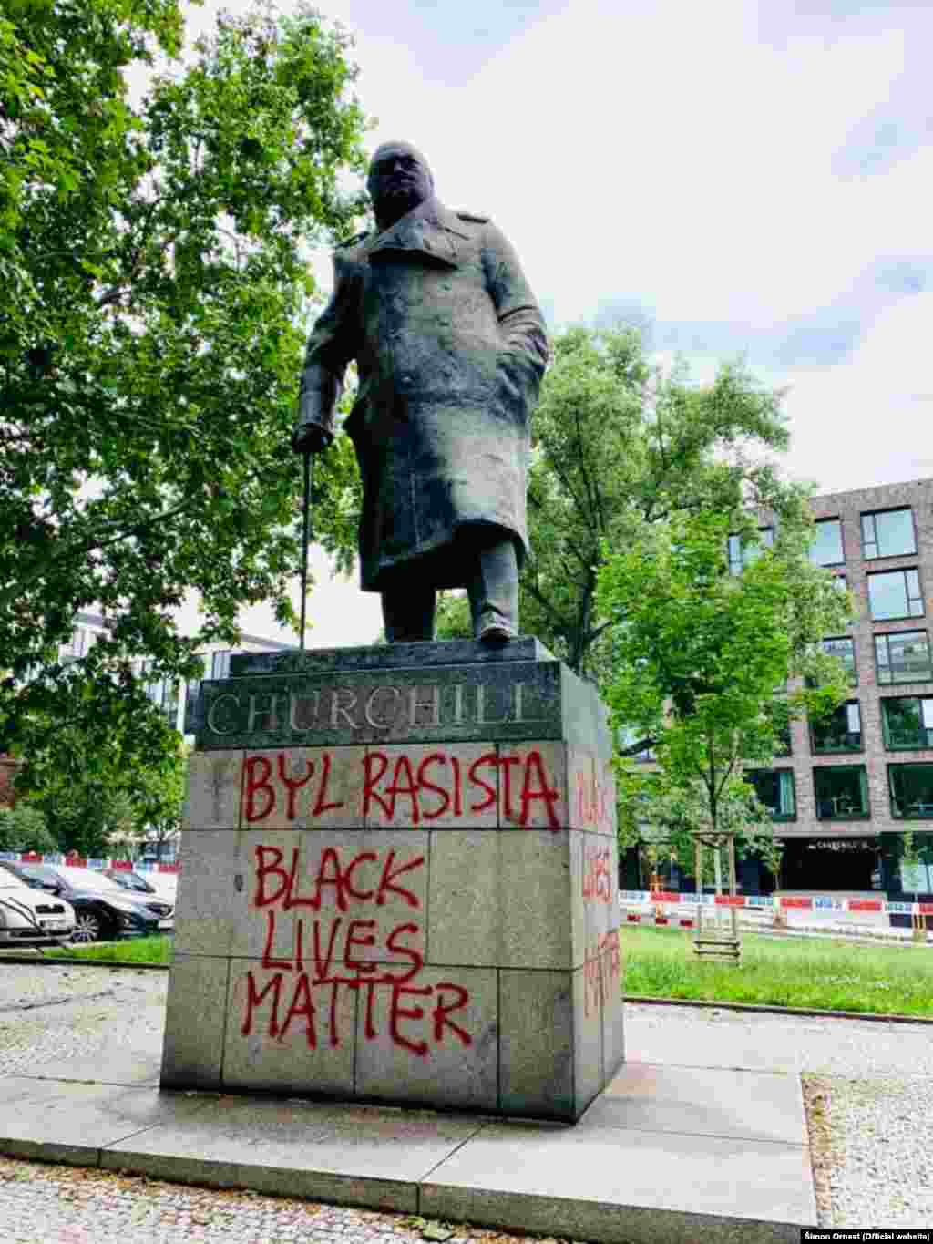 Памятник Уинстону Черчиллю в Праге был расписан в знак солидарности с движением Black lives matter 11 июня этого года. Неизвестные оставили на постаменте надпись &quot;Он был расист&quot;.