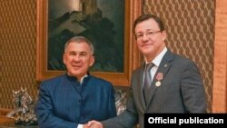 Dmitri Azarov (dreapta), surprins alături de Rustam Minnikhanov, politician rus și președintele regiunii federale Tatarstan.