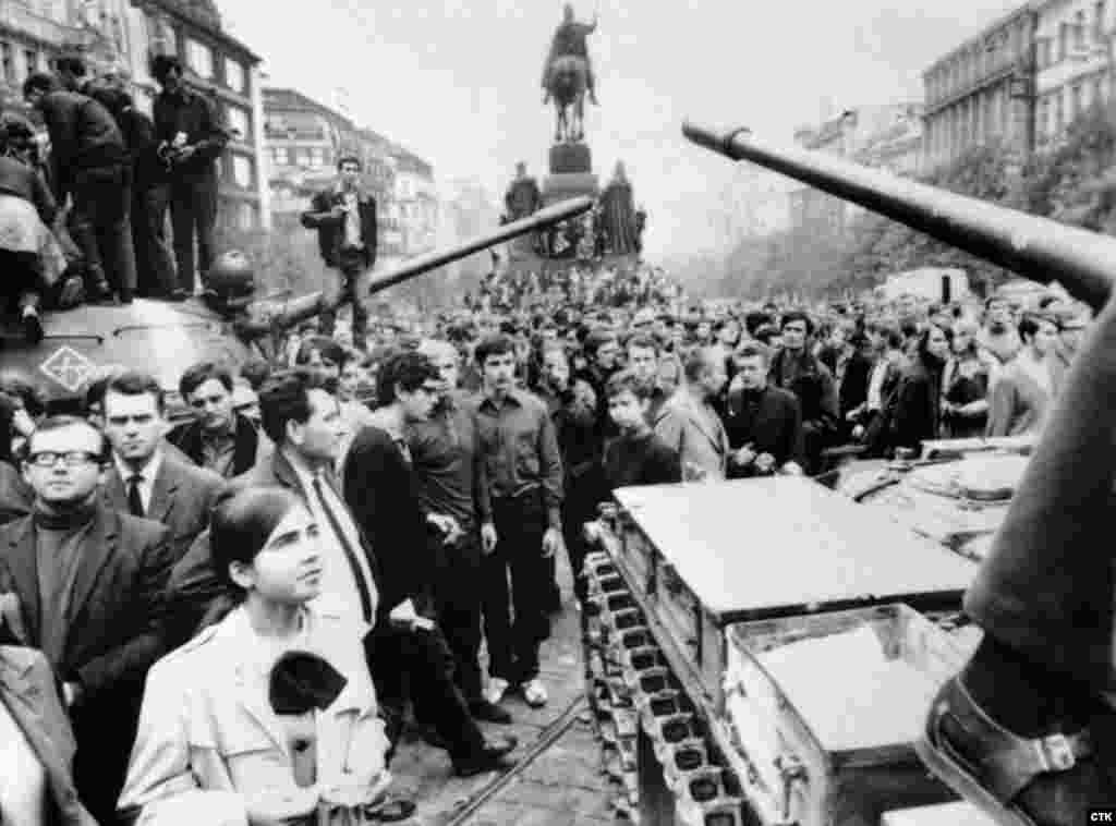 Praga, Piața Venceslav, trupele sovietice înconjurate de mulțimi de cehi, 21 august 1968.