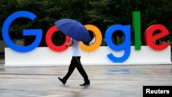 نشان شرکت گوگل در جریان کنفرانسی در مورد هوش مصنوعی در شانگهای، چین