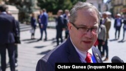 Republicanul James E. Trainor conduce o delegație americană ce va monitoriza alegerile de duminică.