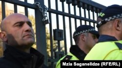 Сегодня символическая цепь с замком была повешена на вход в Генеральную прокуратуру