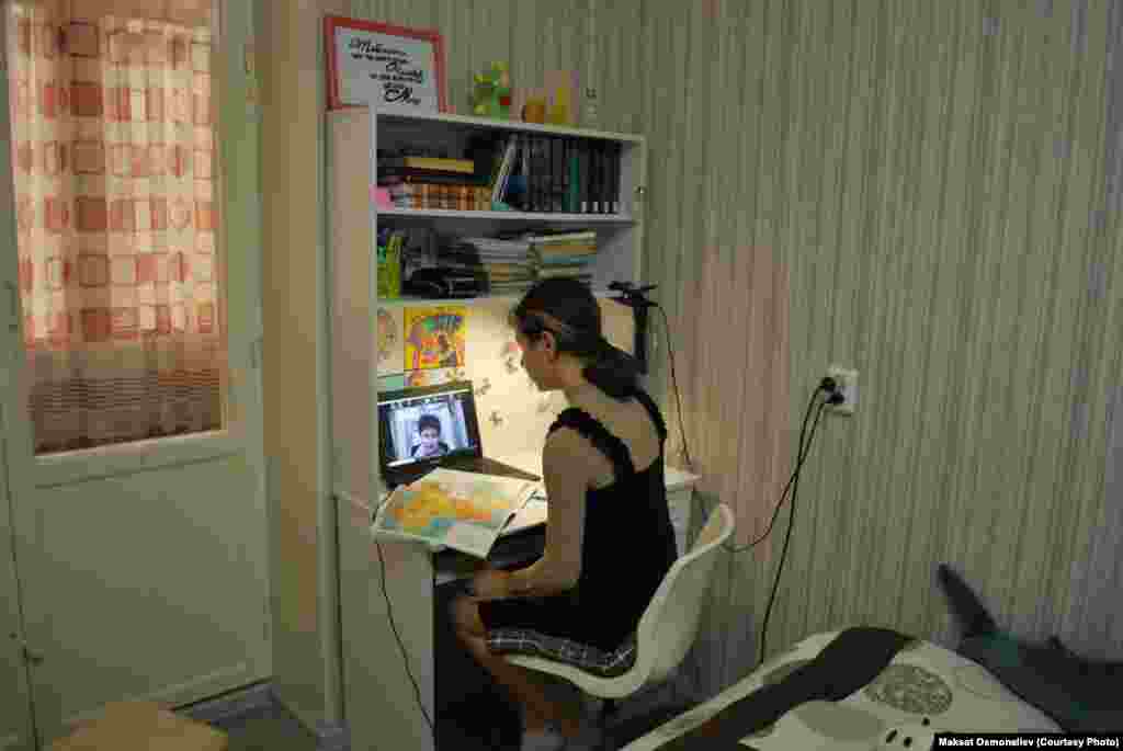 &quot;Айрым сабактарды кээде түшүнүү кыйынга турат. Ал эми онлайн окуган андан да кыйын&quot;, - дейт 7-класстын окуучусу Яна Кириллова. Ал Кара-Балта шаарындагы №6 мектеп гимназиясында окуйт.&nbsp;