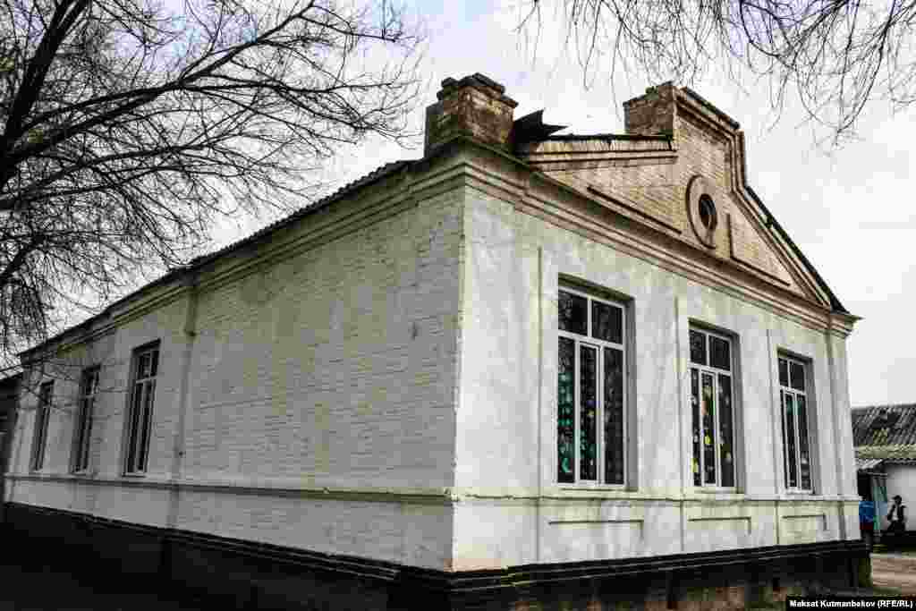 Бугрян мектебинин арткы көрүнүшү.&nbsp; Мектеп пайдубалы жок, жерден эле кирпич менен көтөрүлүп салынган. Дубалдын калыңдыгы 90-100 см. Мектеп дөбөдө жайгашкандыктан аны Бугрянский (бугор-дөбө) орто мектеби деп аташат. Учурда мектепте 1-9-класстарга орус тилинде орто билим берилет.