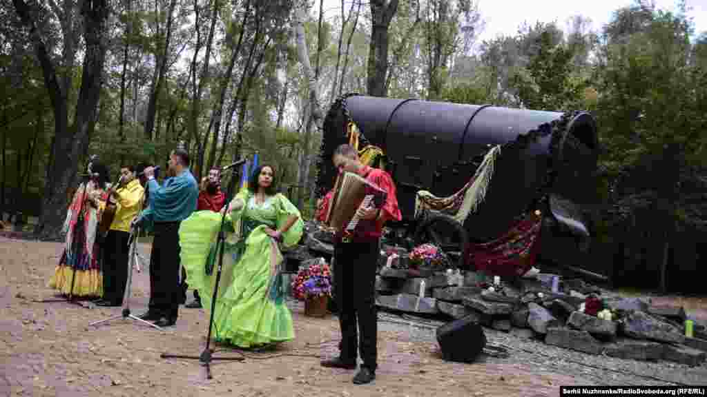 Циганський ансамбль грає сумну мелодію про страшні роки трагедії