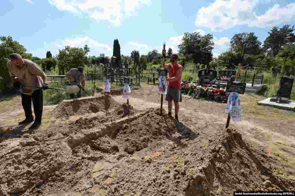 У ніч на 31 липня російські війська завдали масованого удару по Києву. Ракета «Іскандер-К» влучила в житловий будинок у Святошинському районі і зруйнувала цілий під'їзд. Під завалами дев’ятиповерхівки загинули 28 людей. Загалом унаслідок атаки на Київ загинула 31 людина, з них 5 – діти.Керівництво РФ заперечує, що цілеспрямовані удари по цивільній інфраструктурі міст і сіл України. Українська влада і міжнародні організації наголошують: ці удари мають цілеспрямований характер.