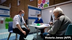 Ljudi moraju primiti dvije doze vakcine, u razmaku od 21 dana, tako da niko ko je primio prvu dozu još nije potpuno zaštićen. London 8 decembra 2020.