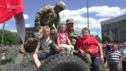 Deca najradosniji posetioci na prezentaciji vojne opreme u Kumanovu