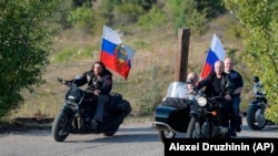 Володимир Путін (праворуч) і Олександр Залдостанов на прізвисько Хірург (ліворуч) на мотопробігу в включеному Криму. 10 серпня 2019 року. Фото: AP