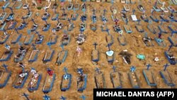 Vedere asupra cimitirului Covid Nossa Senhora Aparecida, din Manaus, Brazilia 