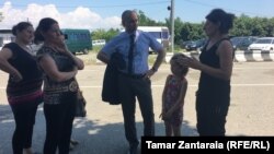 როგავების ოჯახის წევრების შეხვედრა კახაბერ ქემოკლიძესთან გალში