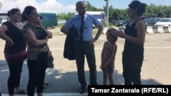 არჩიკო და პაატა როგავების ოჯახის წევრები კახაბერ ქემოკლიძესთან შეხვედრისას. 2017 წლის 31 მაისი