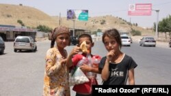 Летние каникулы школьников вдоль автотрассы Душанбе-Куляб