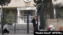 У здания Согдийского облсуда. Архивное фото