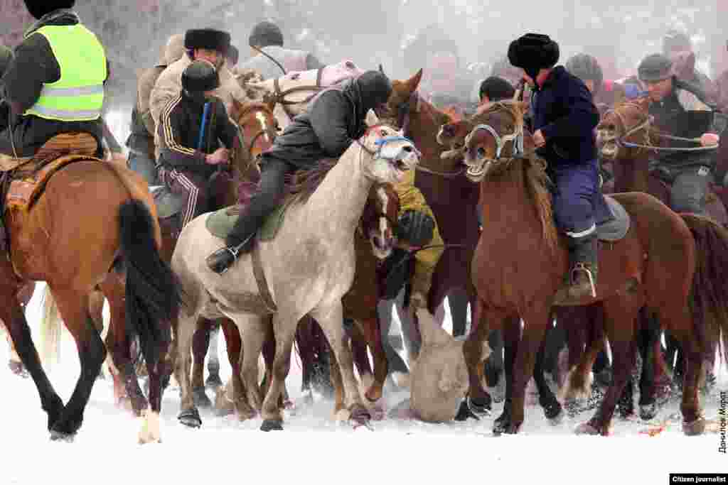 Көпчүлүк учурда текенин ордуна торпок ойнолот, улакчылардын саны бир эле учурда 50дөн 500 кишиге чейин жетиши мүмкүн.&nbsp;