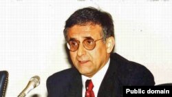 هوشنگ امیراحمدی